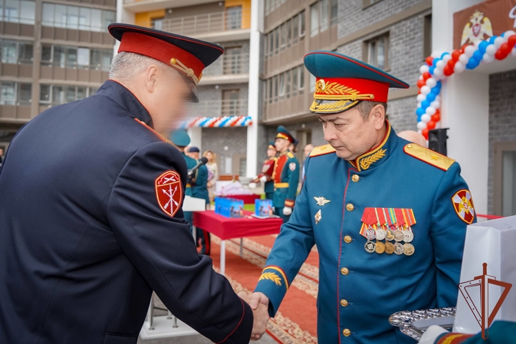 Ключи от новых квартир вручили росгвардейцам в Санкт-Петербурге (видео)