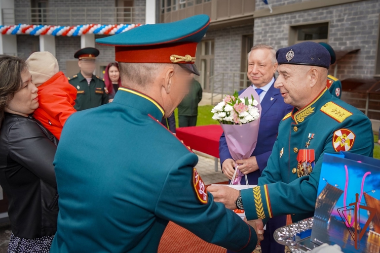 Ключи от новых квартир вручили росгвардейцам в Санкт-Петербурге (видео)