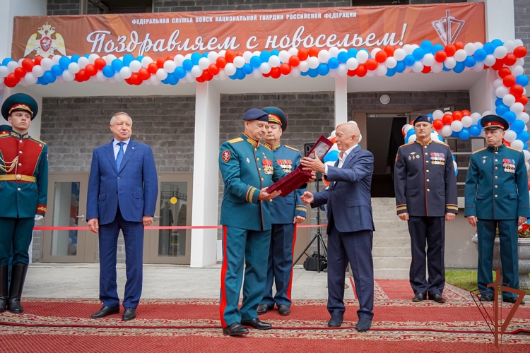 Ключи от новых квартир вручили росгвардейцам в Санкт-Петербурге (видео)