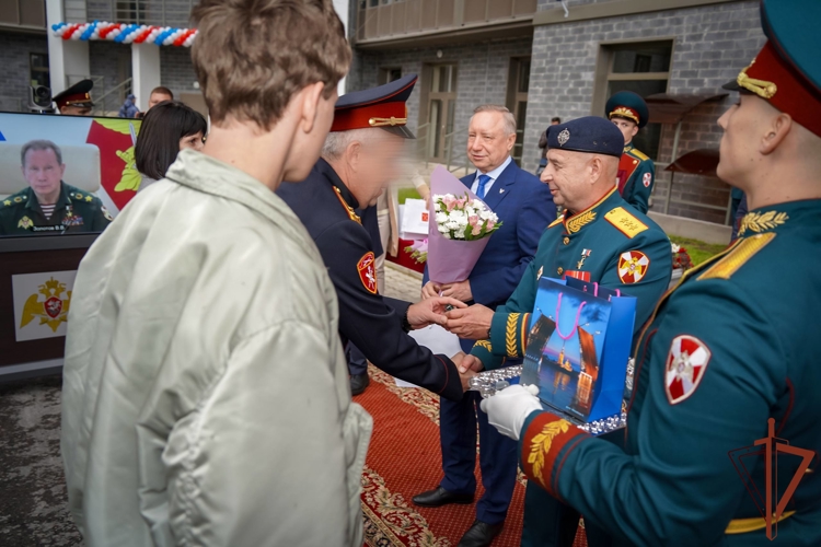 Ключи от новых квартир вручили росгвардейцам в Санкт-Петербурге (видео)