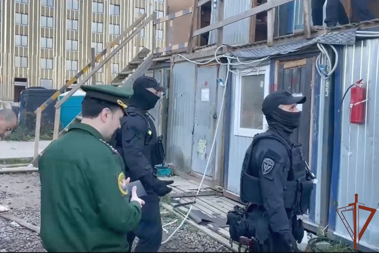 В Санкт-Петербурге при содействии ОМОН Росгвардии прошел рейд по выявлению натурализованных граждан, не вставших на воинский учет (видео)