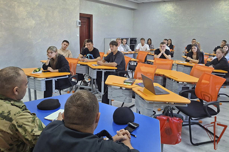 На Дальнем Востоке росгвардейцы провели патриотические встречи с молодежью