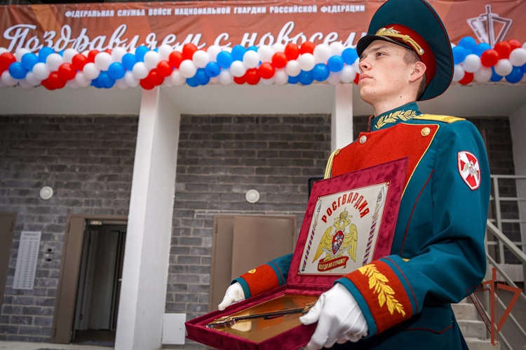Ключи от новых квартир вручили росгвардейцам в Санкт-Петербурге (видео)