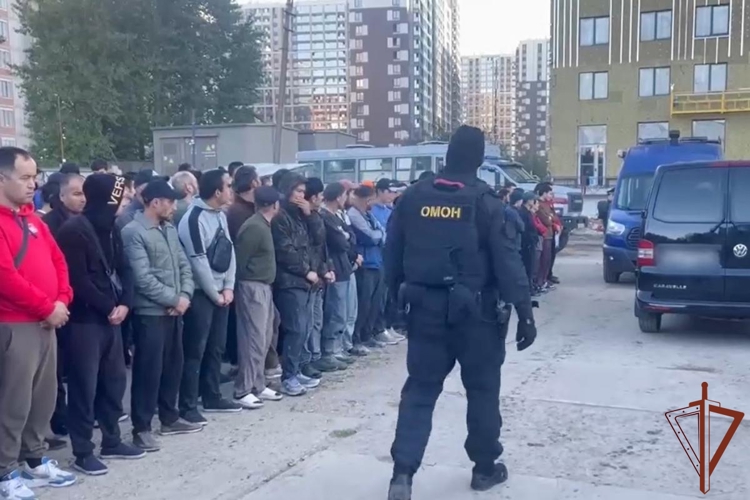 В Санкт-Петербурге при содействии ОМОН Росгвардии прошел рейд по выявлению натурализованных граждан, не вставших на воинский учет (видео)