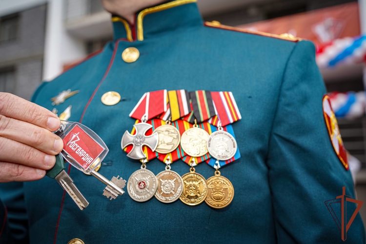 Ключи от новых квартир вручили росгвардейцам в Санкт-Петербурге (видео)