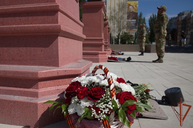 Росгвардейцы приняли участие в открытии Аллеи российской славы в Луганске
