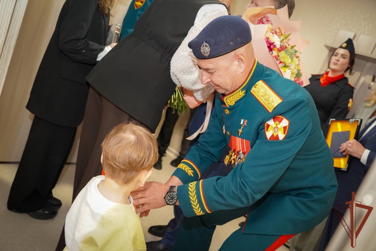 Ключи от новых квартир вручили росгвардейцам в Санкт-Петербурге (видео)