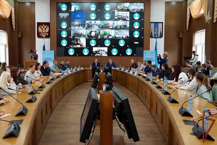 На форуме «Правовые университеты» росгвардейцы рассказали сахалинским школьникам о службе в ведомстве