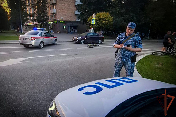 Сотрудники Росгвардии оказали доврачебную помощь ребенку, пострадавшему в ДТП на юго-западе Москвы (видео)