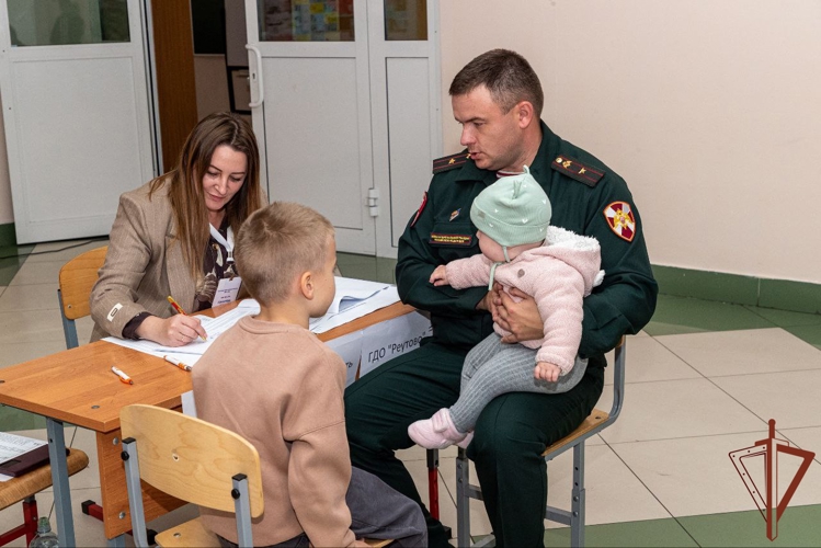 Росгвардейцы участвуют в Едином дне голосования (видео)