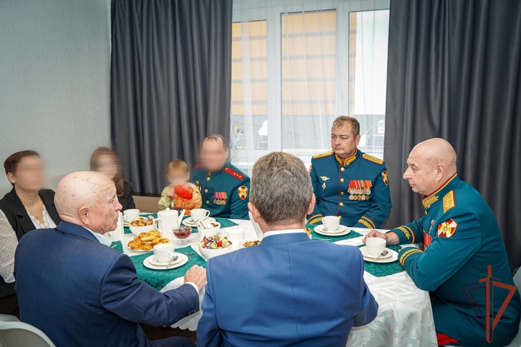 Ключи от новых квартир вручили росгвардейцам в Санкт-Петербурге (видео)
