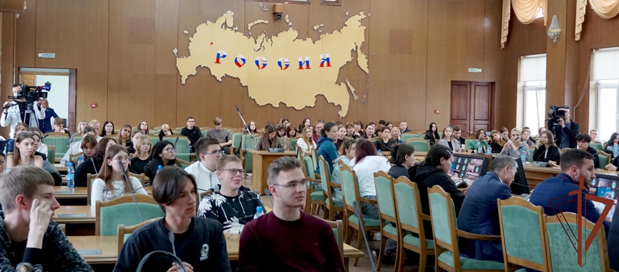 На форуме «Правовые университеты» росгвардейцы рассказали сахалинским школьникам о службе в ведомстве