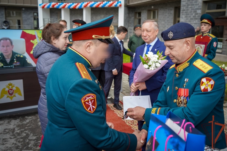 Ключи от новых квартир вручили росгвардейцам в Санкт-Петербурге (видео)