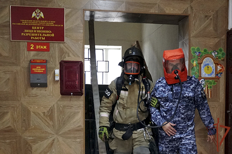На Сахалине прошли совместные занятия сотрудников Росгвардии и МЧС