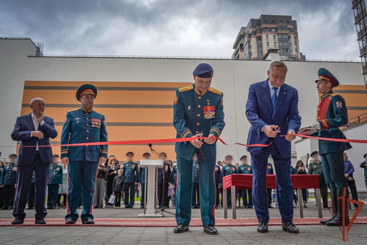 Ключи от новых квартир вручили росгвардейцам в Санкт-Петербурге (видео)