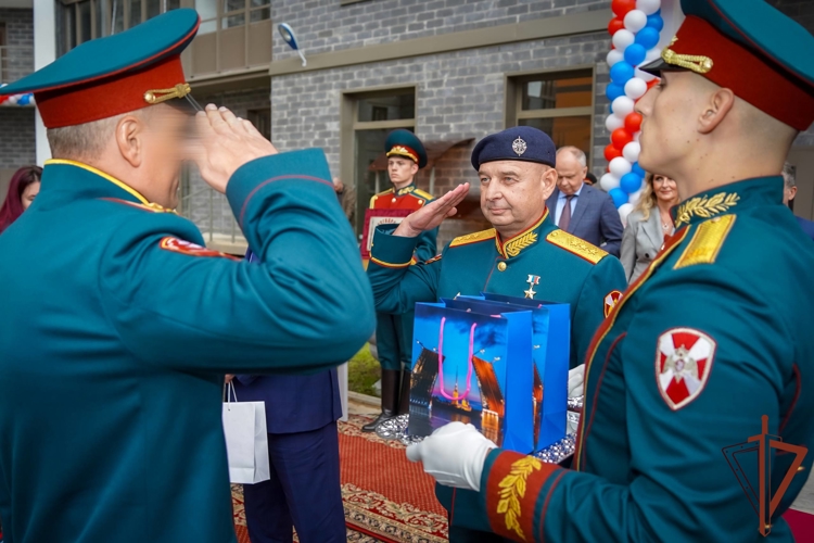 Ключи от новых квартир вручили росгвардейцам в Санкт-Петербурге (видео)