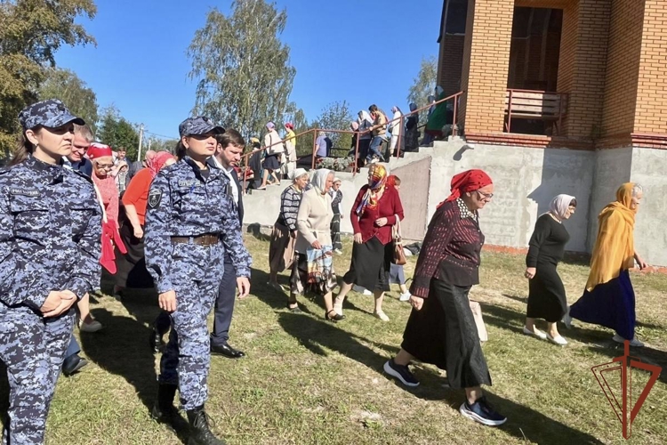 В Ленинградской области росгвардейцы обеспечили безопасность религиозного праздника