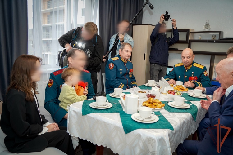 Ключи от новых квартир вручили росгвардейцам в Санкт-Петербурге (видео)