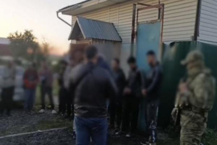 В Новосибирске при участии спецназа Росгвардии задержаны нарушители миграционного законодательства (видео)