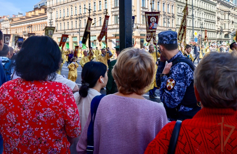 Росгвардейцы обеспечили безопасность Крестного хода в Санкт-Петербурге