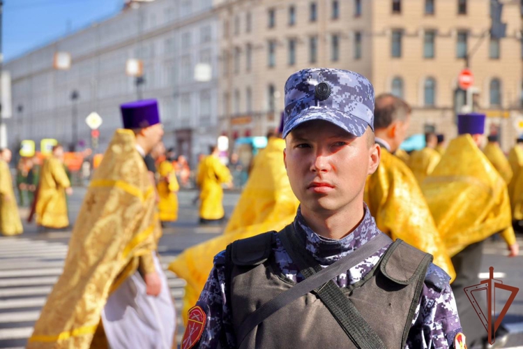 Росгвардейцы обеспечили безопасность Крестного хода в Санкт-Петербурге