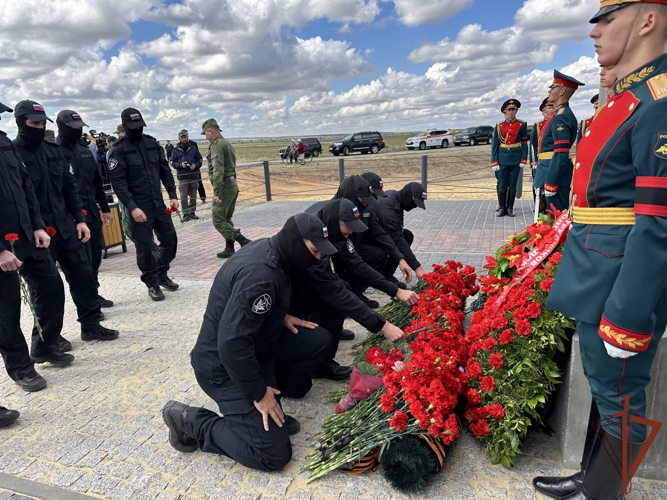 Росгвардейцы приняли участие в памятной церемонии открытия мемориала
