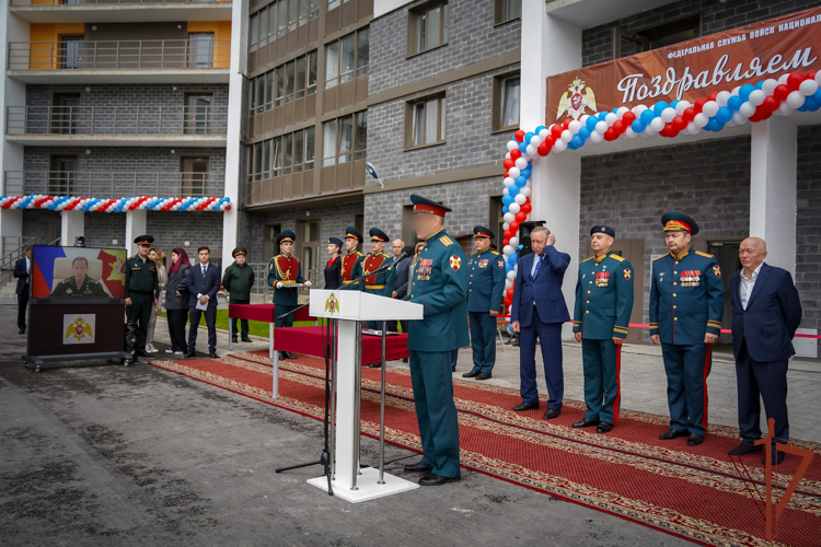 Ключи от новых квартир вручили росгвардейцам в Санкт-Петербурге (видео)