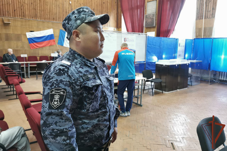 Военнослужащие и сотрудники Росгвардии обеспечивают безопасность на выборах в Сибири