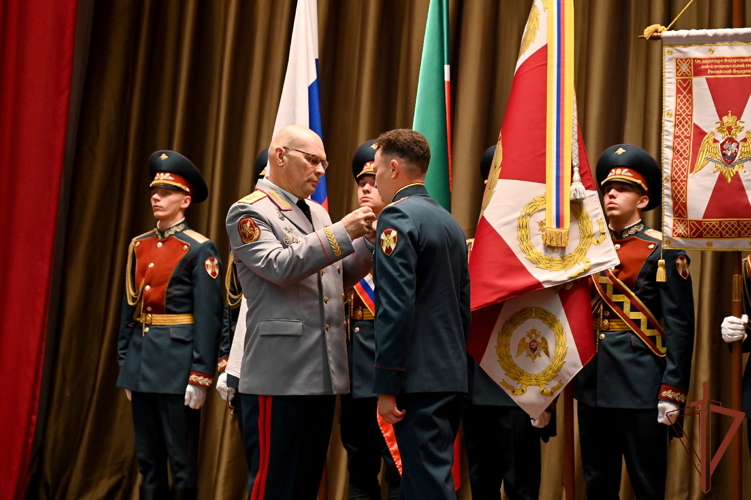Генерал-полковник Олег Плохой вручил орден Жукова казанскому отряду специального назначения