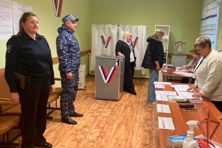  Военнослужащие и сотрудники Росгвардии обеспечивают безопасность на выборах в Сибири