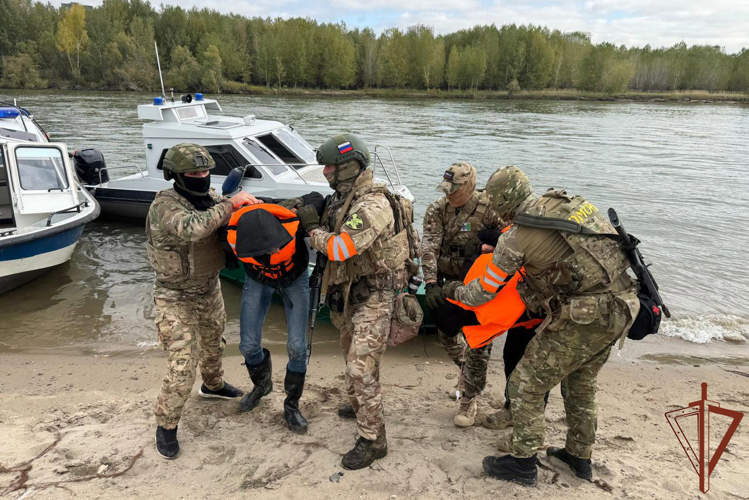 ОМОН Росгвардии  обеспечивает безопасность в акватории реки Обь (видео)