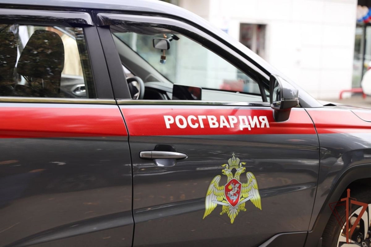 Сотрудники Росгвардии в Москве оказали помощь почувствовавшему себя плохо пожилому мужчине (видео)