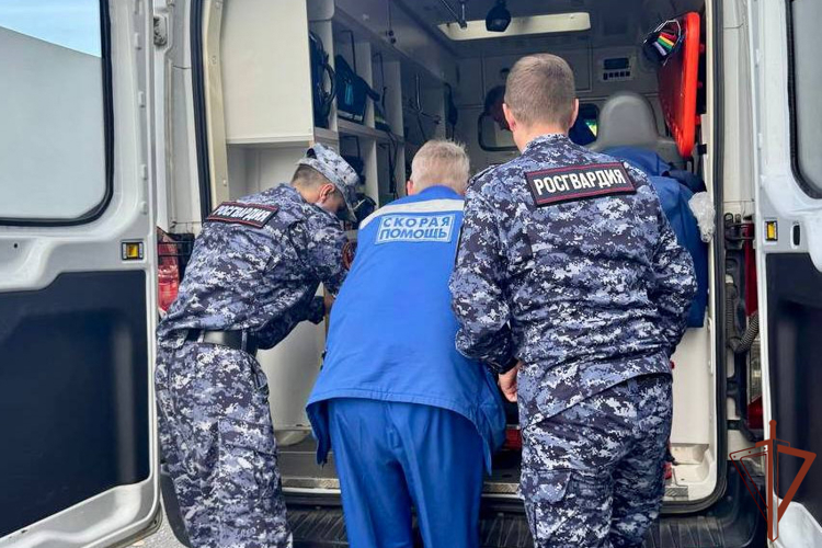Росгвардейцы оказали врачебную помощь упавшей с велосипеда девочке в Москве
