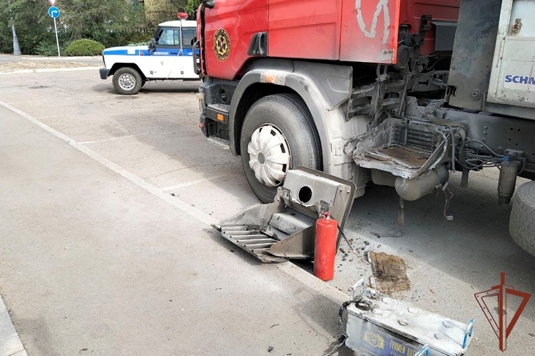 В Луганске росгвардейцы потушили загоревшийся автомобиль с гуманитарной помощью 