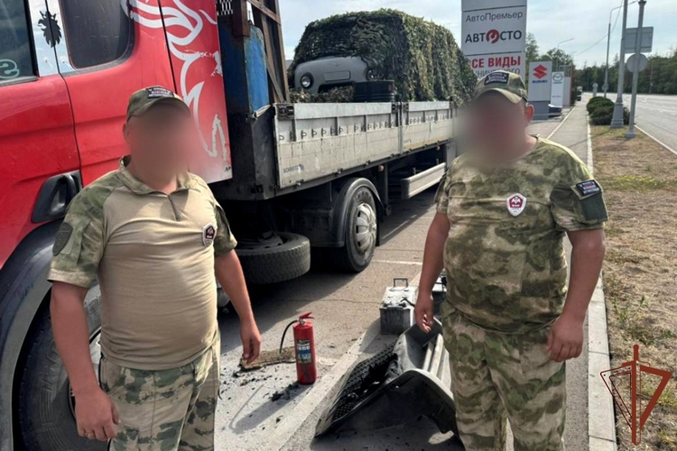 В Луганске росгвардейцы потушили загоревшийся автомобиль с гуманитарной помощью