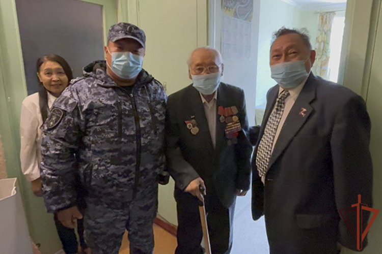 На Дальнем Востоке представители Росгвардии поздравили ветеранов с днём рождения