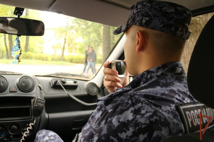 В Санкт-Петербурге росгвардейцы оказали помощь выпавшему из окна мужчине 
