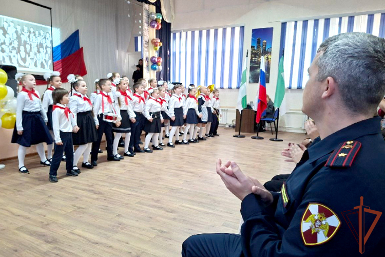 Росгвардейцы проводят патриотические встречи с юными жителями Урала