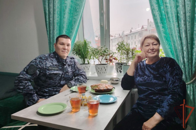 На Урале росгвардейцы поздравили работников образования с Днем учителя