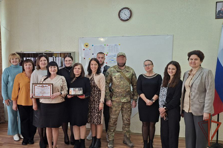Военнослужащие Росгвардии поздравили педагогов Херсонской и Запорожской областей с Днём учителя