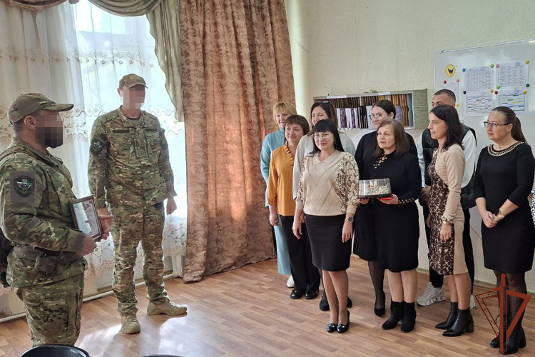 Военнослужащие Росгвардии поздравили педагогов Херсонской и Запорожской областей с Днём учителя