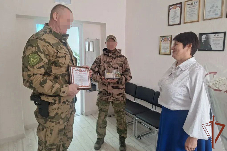 Военнослужащие Росгвардии поздравили педагогов Херсонской и Запорожской областей с Днём учителя