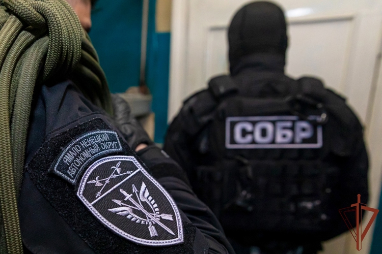 На Ямале при содействии СОБР Росгвардии задержан курьер телефонных мошенников