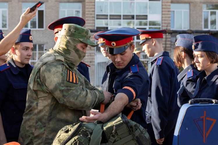 В Луганске росгвардейцы провели встречу с курсантами