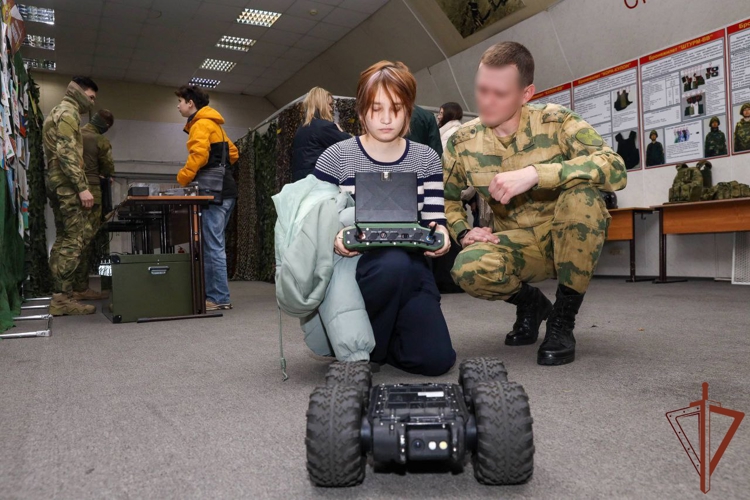В Центре инженерно-технического обеспечения Росгвардии прошел день открытых дверей для молодежи из Подмосковья