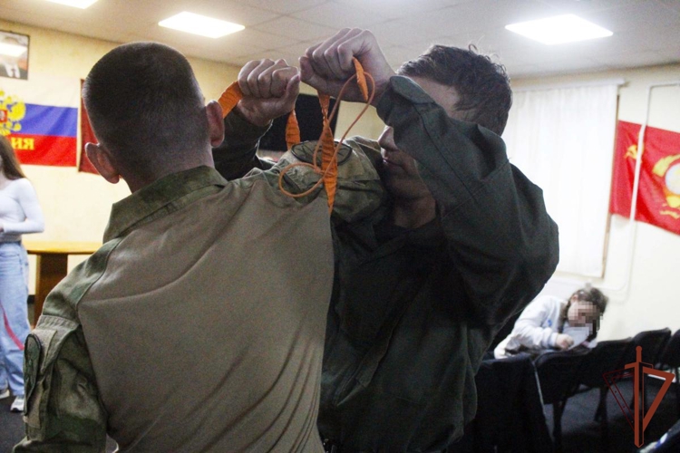 Росгвардейцы провели урок для юнармейцев в Херсонской области