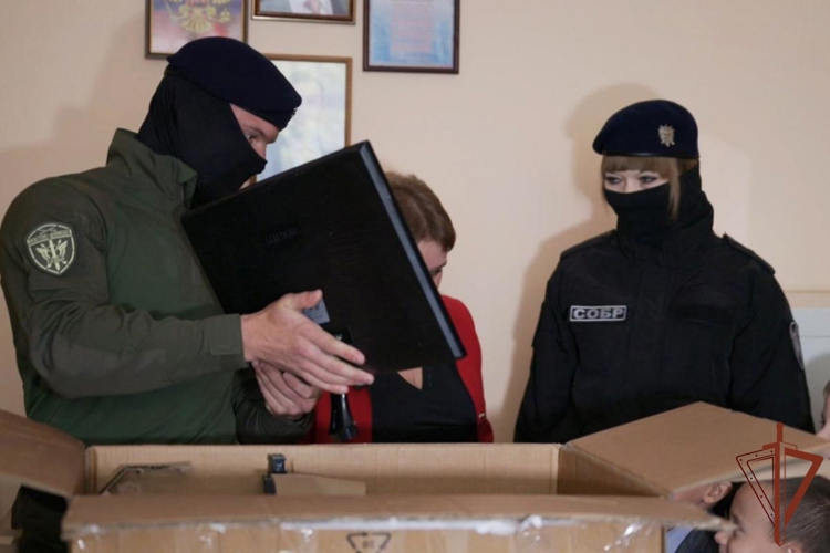 Росгвардейцы организовали передачу гуманитарной помощи в ДНР (видео)