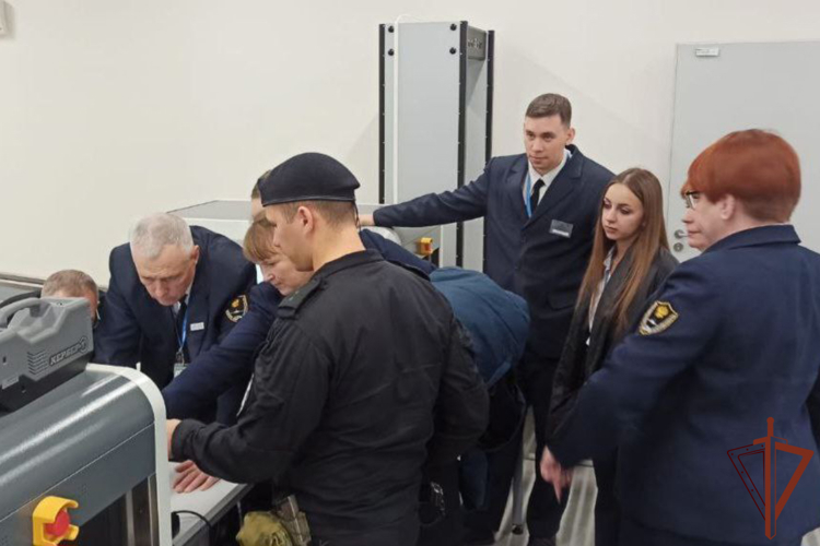Росгвардейцы в Тюмени провели для работников транспорта занятия по антитеррористической безопасности 