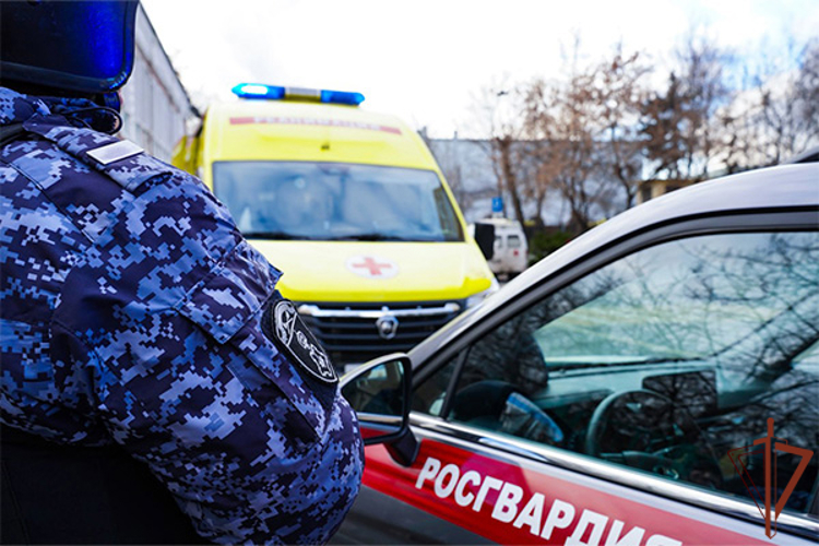Росгвардейцы в Москве оказали помощь мужчине, потерявшему сознание в подъезде жилого дома