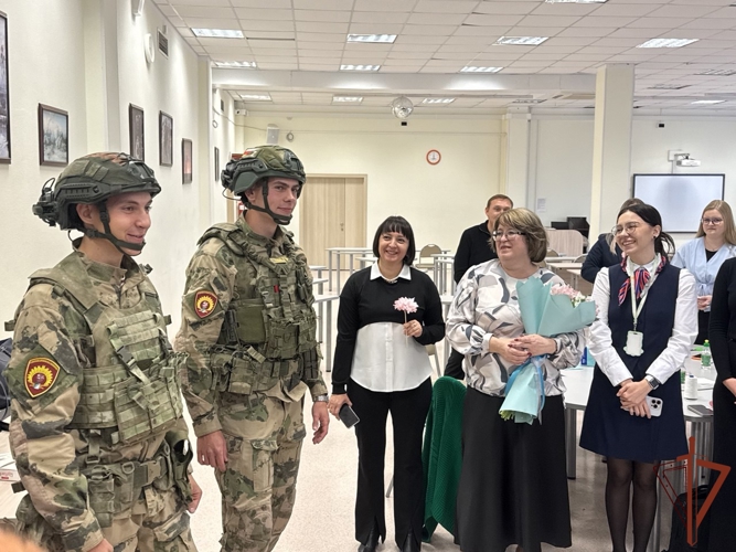 Росгвардейцы поздравили педагогов с Днём учителя в городах Сибири